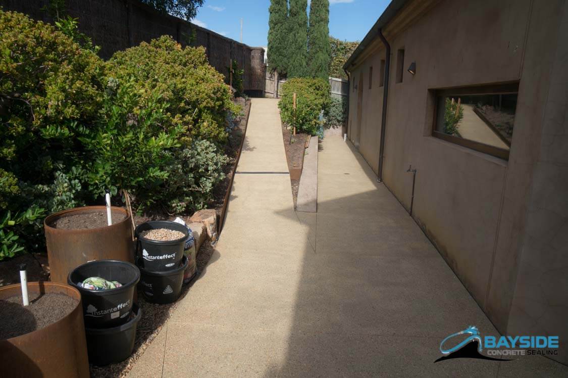 Airless spray application of colour tint on exposed aggregate