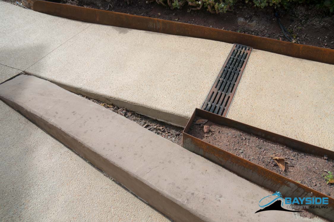 Rustic colour-enhanced exposed aggregate driveway finish